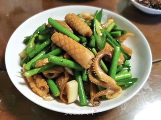 蒜苔辣椒炒鱿鱼步骤8