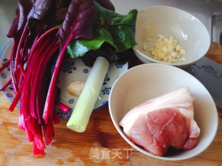 红甜菜叶炒肉步骤1