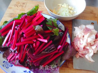 红甜菜叶炒肉步骤2