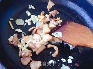 红甜菜叶炒肉步骤3