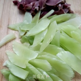 腊猪舌炒莴笋步骤3