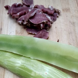 腊猪舌炒莴笋步骤2