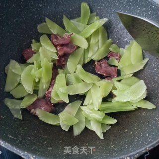 腊猪舌炒莴笋步骤8