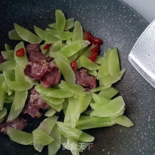 腊猪舌炒莴笋步骤9
