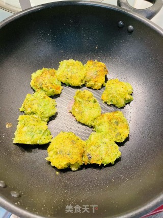 西兰花土豆饼步骤6
