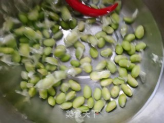 毛豆炒熏肠步骤1