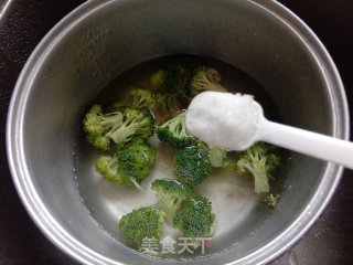 西蓝花炒火腿肠步骤2
