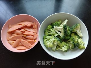 西蓝花炒火腿肠步骤1