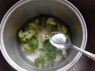 西蓝花炒火腿肠步骤3