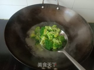 西蓝花炒火腿肠步骤6