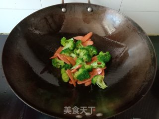 西蓝花炒火腿肠步骤7