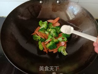 西蓝花炒火腿肠步骤8