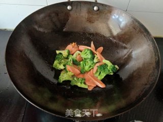 西蓝花炒火腿肠步骤9