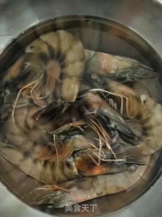 鲜虾遇上西兰花步骤1
