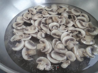 鸡蛋炒口蘑步骤2