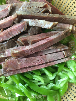 干切牛肉炒青椒步骤1