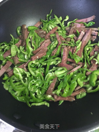 干切牛肉炒青椒步骤3