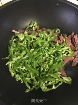 干切牛肉炒青椒步骤2