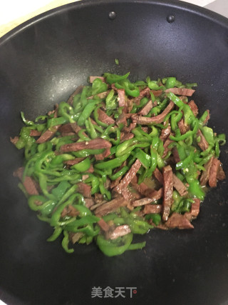 干切牛肉炒青椒步骤5