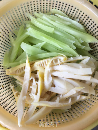 竹笋炒莴苣步骤1