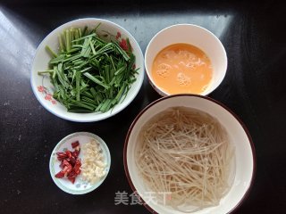 韭菜炒红薯粉步骤1