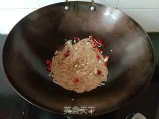 韭菜炒红薯粉步骤4