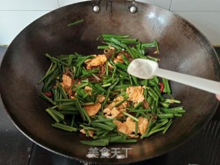 韭菜炒红薯粉步骤9