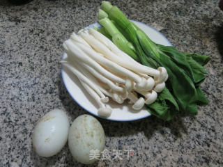 海鲜菇菜芯炒鸭蛋步骤1