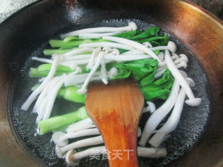 海鲜菇菜芯炒鸭蛋步骤2