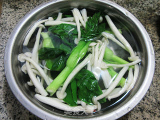 海鲜菇菜芯炒鸭蛋步骤3