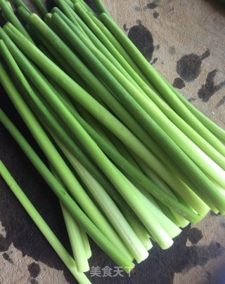 豆豉辣椒炒蒜苔步骤1