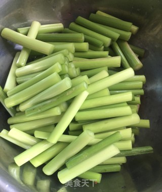 豆豉辣椒炒蒜苔步骤3