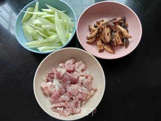 黄瓜香菇炒肉步骤1