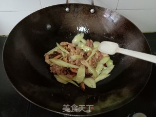 黄瓜香菇炒肉步骤9