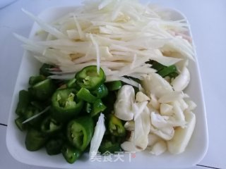 嫩姜炒鸡步骤2