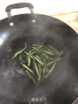 青椒爆卤鹅步骤3