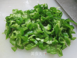 榨菜丝皱皮椒炒毛豆步骤4
