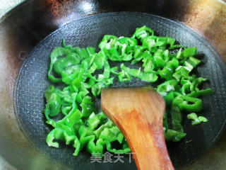 榨菜丝皱皮椒炒毛豆步骤6