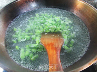 榨菜丝皱皮椒炒毛豆步骤5