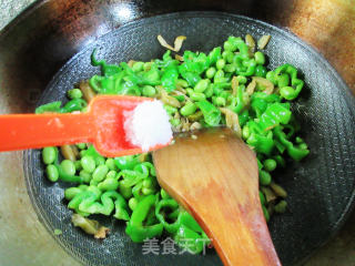榨菜丝皱皮椒炒毛豆步骤8