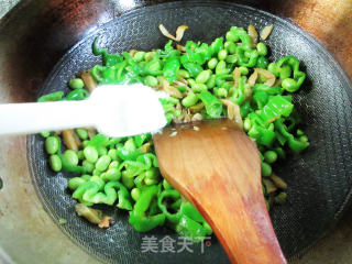 榨菜丝皱皮椒炒毛豆步骤9