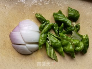 螺丝椒洋葱炒虾尾步骤1