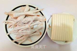辣鸡爪煮年糕步骤1