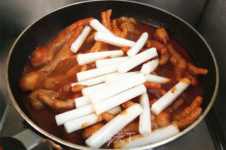 辣鸡爪煮年糕步骤8