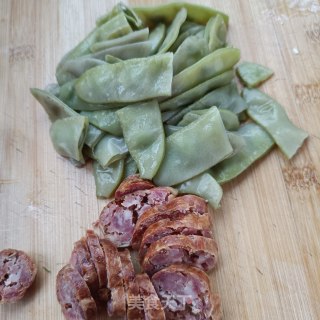烤肠炒扁豆步骤1