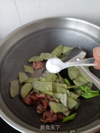 烤肠炒扁豆步骤6