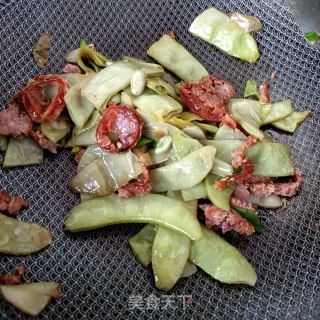 烤肠炒扁豆步骤9
