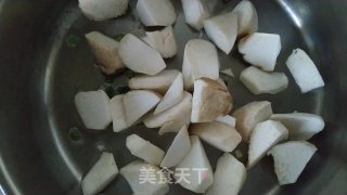 萝卜菌菇煲步骤3