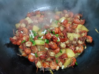 土豆烧虾球步骤12