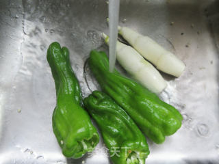 五花肉皱皮椒炒茭白步骤2